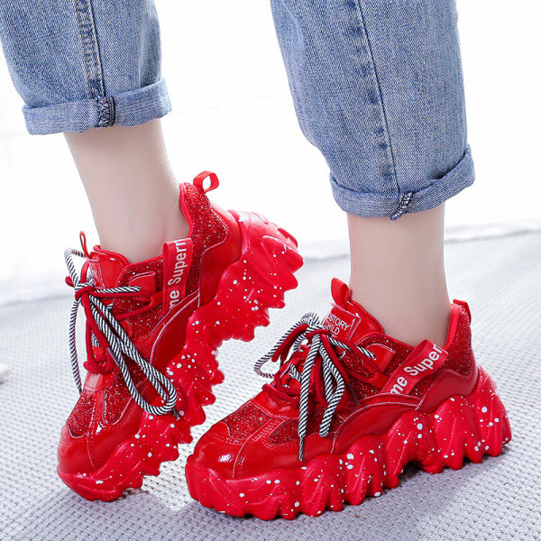 Aktuális női tornacipő durva talppal, fényes hatású fekete-piros színben