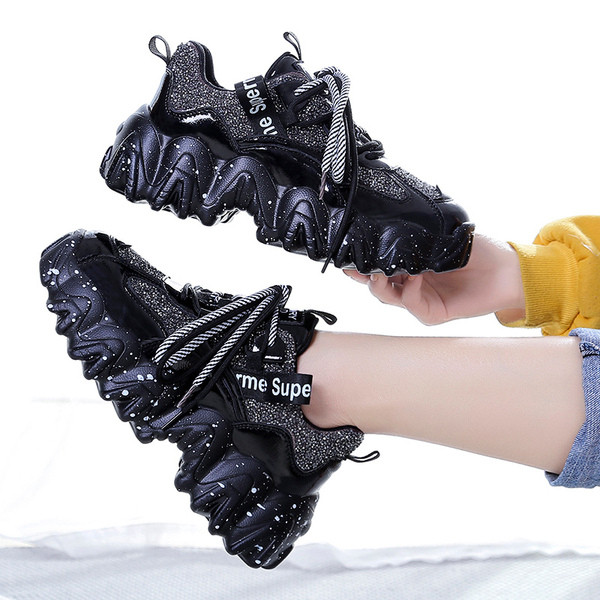 Aktuális női tornacipő durva talppal, fényes hatású fekete-piros színben