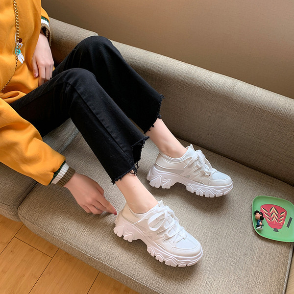 Modern női tornacipő durva talppal, fehér, fekete és bézs színben