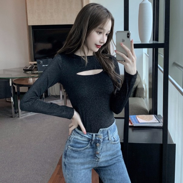 Női testhezálló blúz ovális nyakkivágással és kék és fekete kivágásokkal, fényes hatással