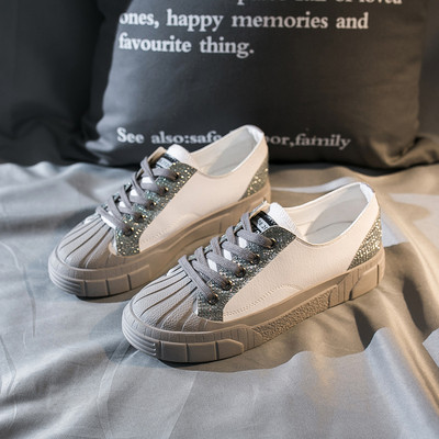 Alkalmi női cipő lapos talppal, fehér és fekete színben