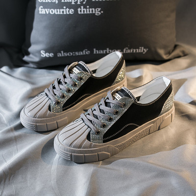 Alkalmi női cipő lapos talppal, fehér és fekete színben