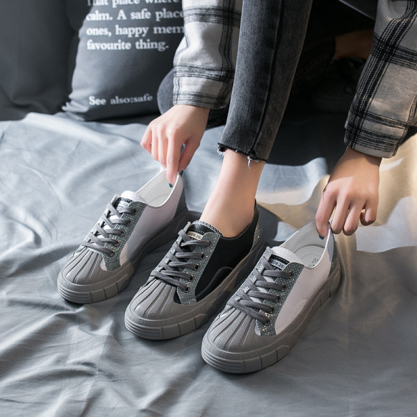 Alkalmi női cipő lapos talppal, fehér és fekete színben