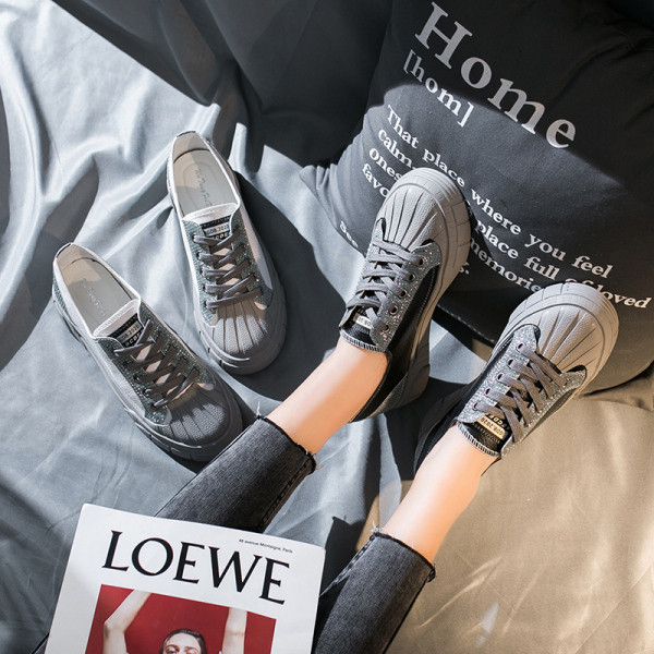 Alkalmi női cipő lapos talppal, fehér és fekete színben