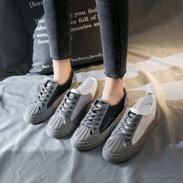 Alkalmi női cipő lapos talppal, fehér és fekete színben