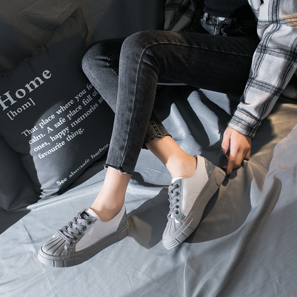 Alkalmi női cipő lapos talppal, fehér és fekete színben