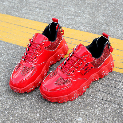 Modern női tornacipő durva talppal, fényes hatású fekete és piros színben