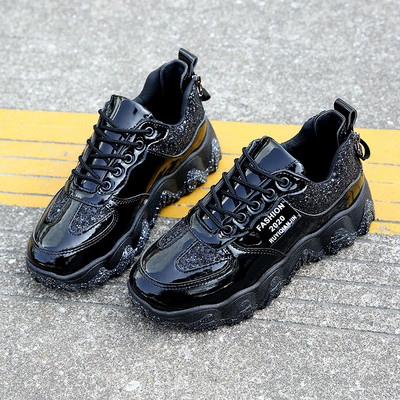 Modern női tornacipő durva talppal, fényes hatású fekete és piros színben