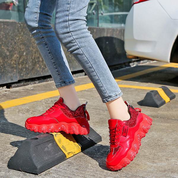 Modern női tornacipő durva talppal, fényes hatású fekete és piros színben