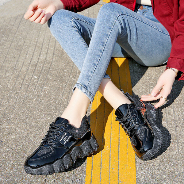 Modern női tornacipő durva talppal, fényes hatású fekete és piros színben