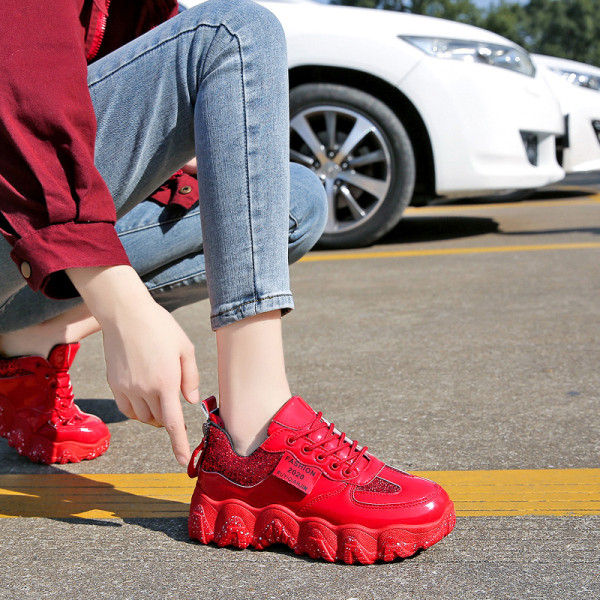 Modern női tornacipő durva talppal, fényes hatású fekete és piros színben