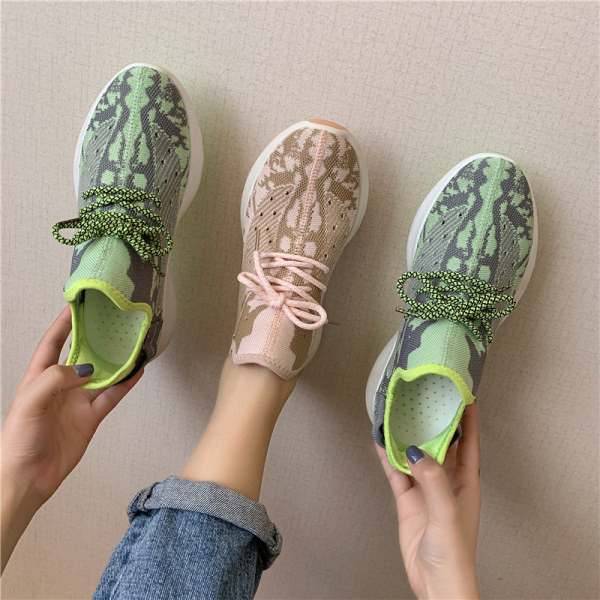 Női alkalmi sportcipő színes motívummal - zöld, bézs, szürke és rózsaszín színben