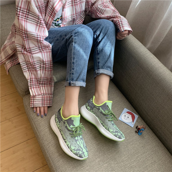 Női alkalmi sportcipő színes motívummal - zöld, bézs, szürke és rózsaszín színben