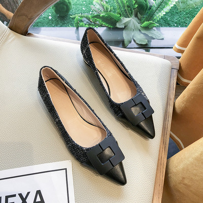 Modern női cipő hegyes modell fekete és bézs színben