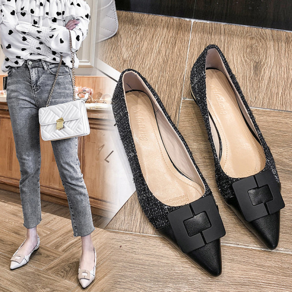 Modern női cipő hegyes modell fekete és bézs színben