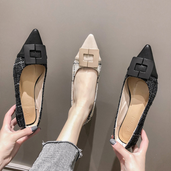 Modern női cipő hegyes modell fekete és bézs színben