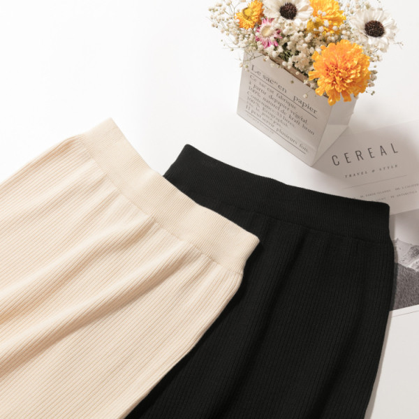 Hosszú kötött szoknya elasztikus derékkal és hasítékkal bézs és fekete színben