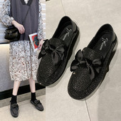 Modern női cipő kövekkel és fekete és ezüst szalaggal