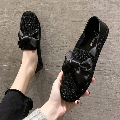 Modern női cipő kövekkel és fekete és ezüst szalaggal