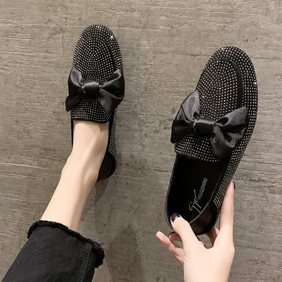 Modern női cipő kövekkel és fekete és ezüst szalaggal