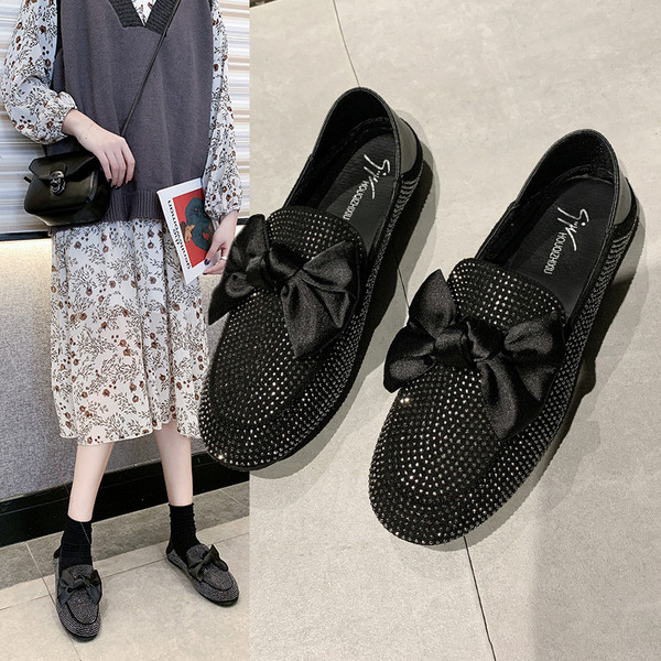 Modern női cipő kövekkel és fekete és ezüst szalaggal