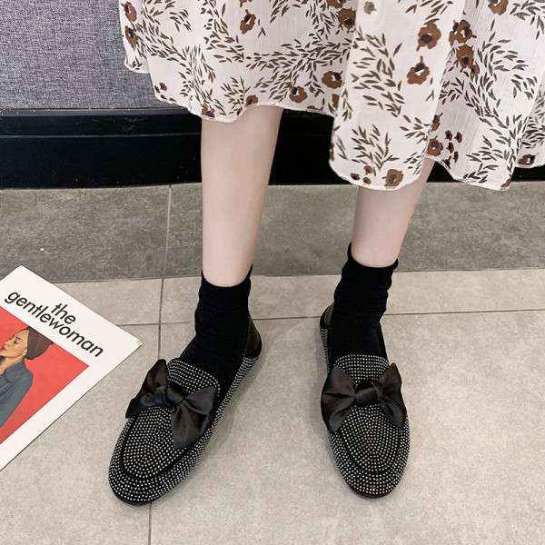 Modern női cipő kövekkel és fekete és ezüst szalaggal