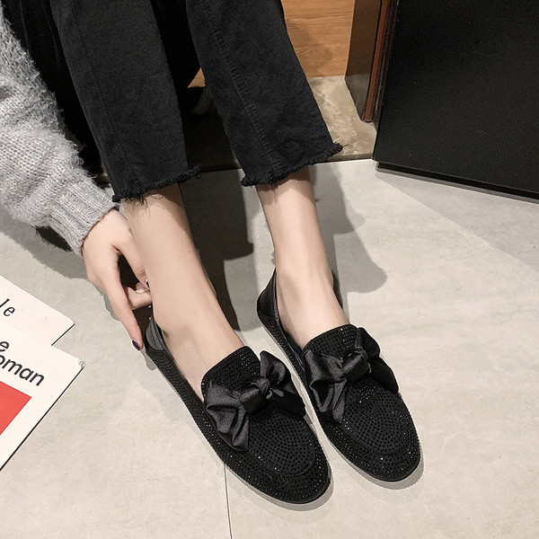 Modern női cipő kövekkel és fekete és ezüst szalaggal