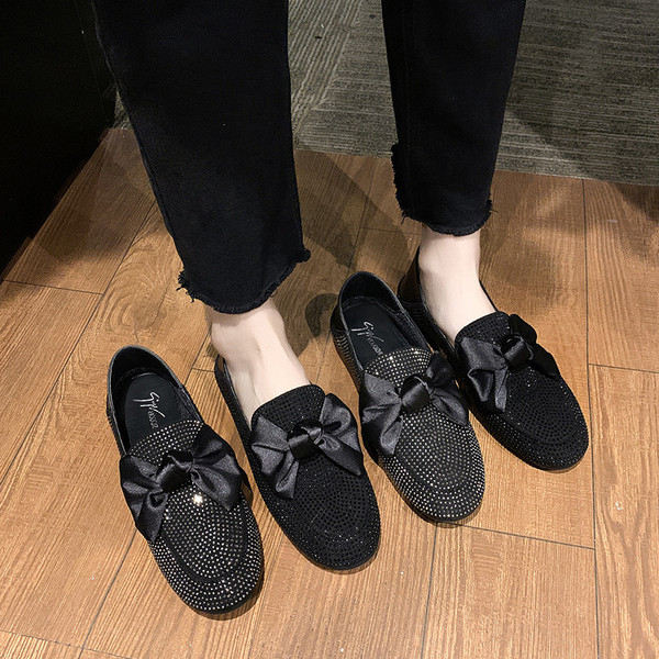 Modern női cipő kövekkel és fekete és ezüst szalaggal