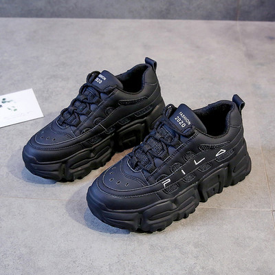 Καθημερινά γυναικεία αθλητικά παπούτσια με σκληρή σόλα σε μαύρο και άσπρο χρώμα