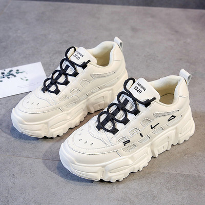 Καθημερινά γυναικεία αθλητικά παπούτσια με σκληρή σόλα σε μαύρο και άσπρο χρώμα