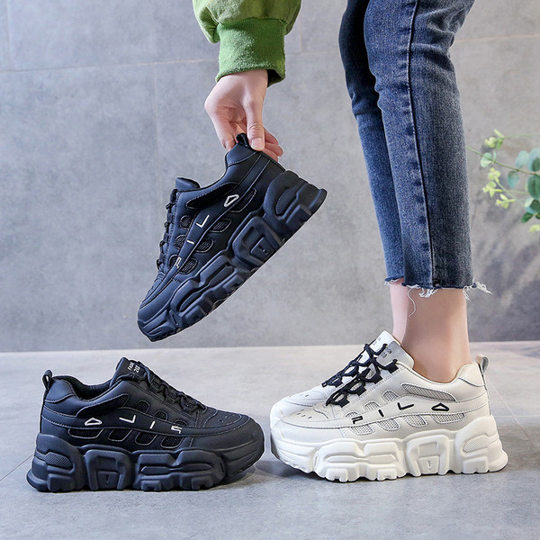 Καθημερινά γυναικεία αθλητικά παπούτσια με σκληρή σόλα σε μαύρο και άσπρο χρώμα