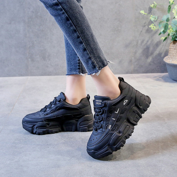 Καθημερινά γυναικεία αθλητικά παπούτσια με σκληρή σόλα σε μαύρο και άσπρο χρώμα