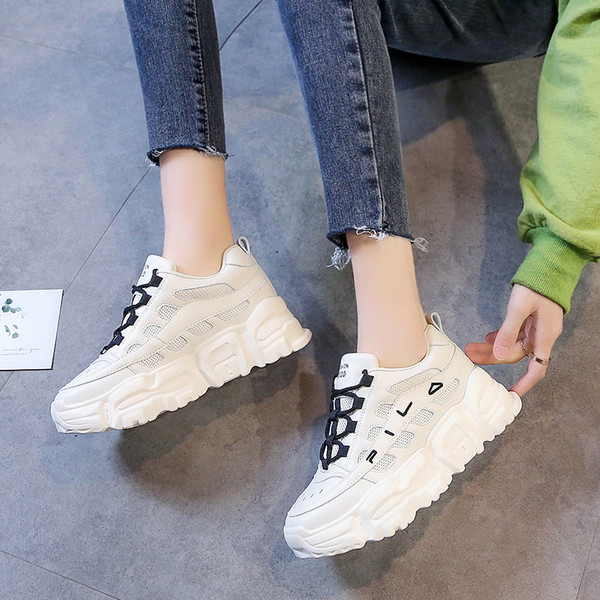 Καθημερινά γυναικεία αθλητικά παπούτσια με σκληρή σόλα σε μαύρο και άσπρο χρώμα