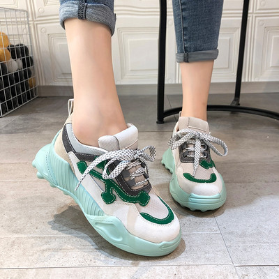 Modern női tornacipő durva talppal, zöld színben