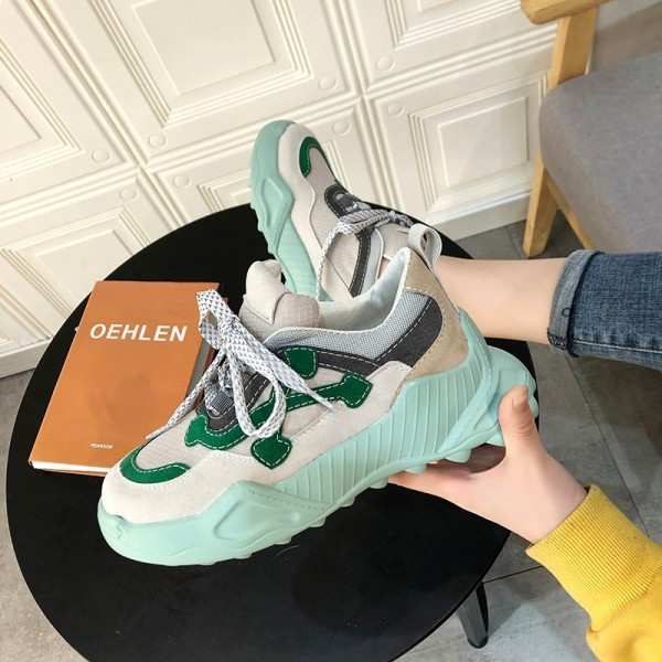 Modern női tornacipő durva talppal, zöld színben