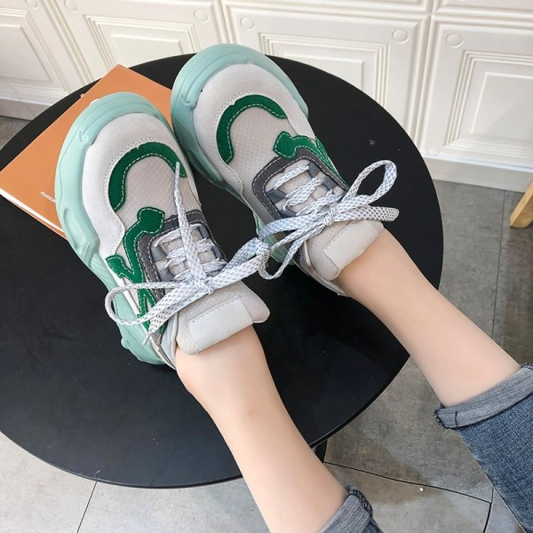 Modern női tornacipő durva talppal, zöld színben