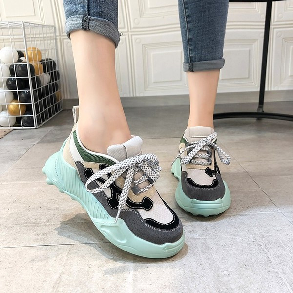 Modern női tornacipő durva talppal, zöld színben