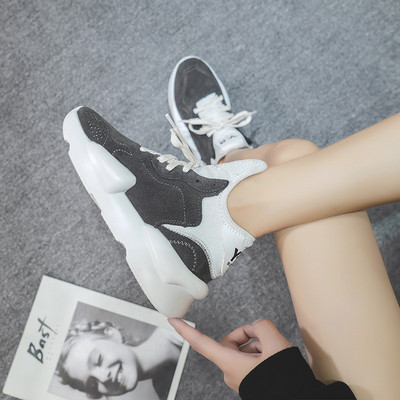 Sport és alkalmi női tornacipő fekete, szürke és fehér színben