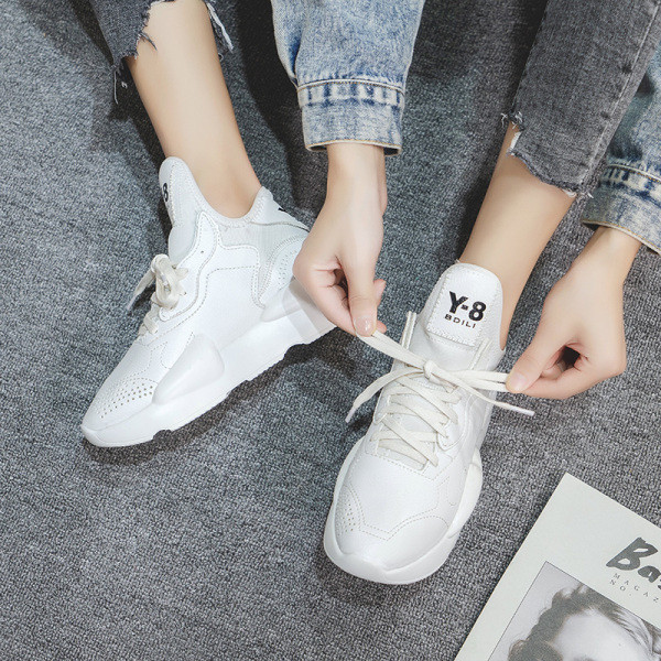 Sport és alkalmi női tornacipő fekete, szürke és fehér színben