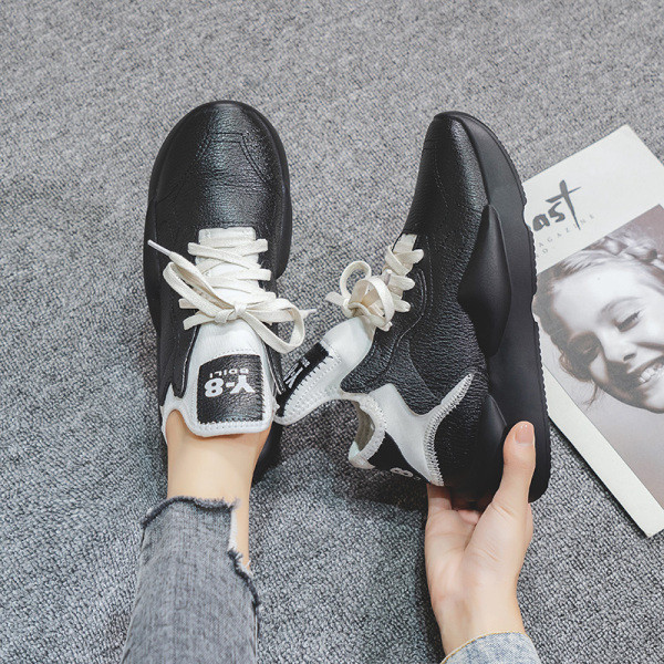 Sport és alkalmi női tornacipő fekete, szürke és fehér színben