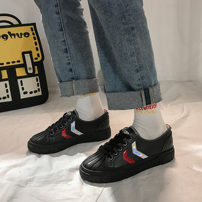 Női alkalmi tornacipő lapos talppal, fehér és fekete színben