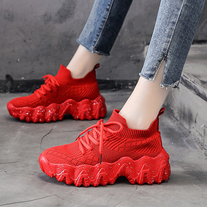 Modern női tornacipő durva talppal, fekete, fehér és piros színben