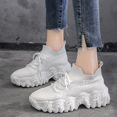 Modern női tornacipő durva talppal, fekete, fehér és piros színben