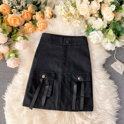 Paprastas moteriškas sijonas aukštu juosmeniu ir smėlio bei juodos spalvos kišenėmis