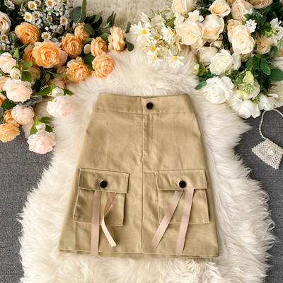 Paprastas moteriškas sijonas aukštu juosmeniu ir smėlio bei juodos spalvos kišenėmis