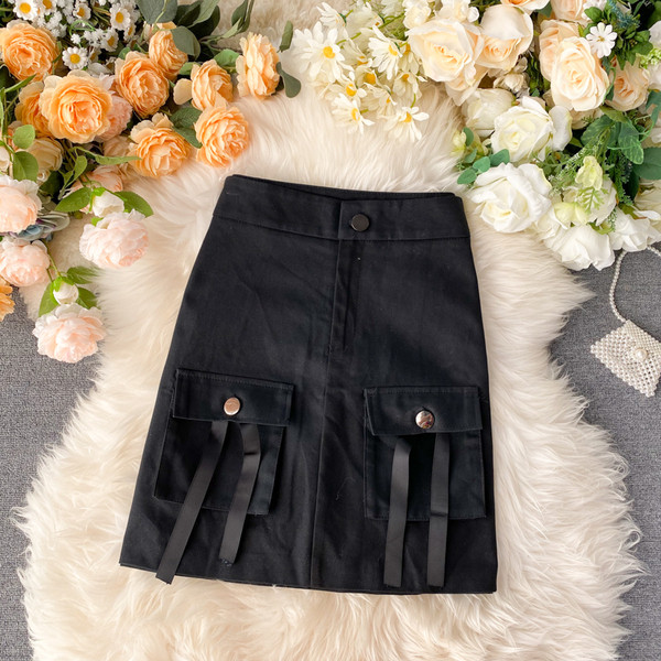 Paprastas moteriškas sijonas aukštu juosmeniu ir smėlio bei juodos spalvos kišenėmis