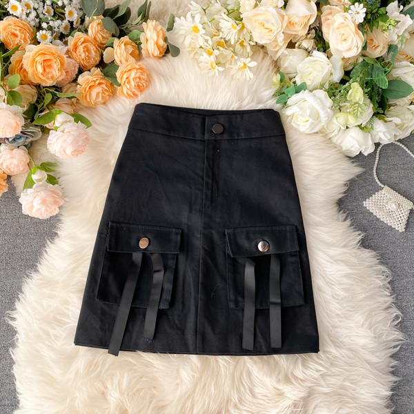 Paprastas moteriškas sijonas aukštu juosmeniu ir smėlio bei juodos spalvos kišenėmis