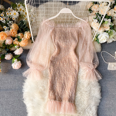 Модерна дамска рокля с голи рамене и ръкави от тюл в син и розов цвят