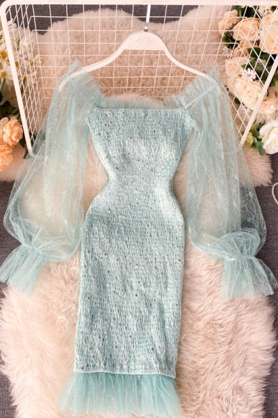 Модерна дамска рокля с голи рамене и ръкави от тюл в син и розов цвят