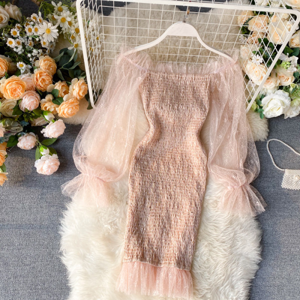 Модерна дамска рокля с голи рамене и ръкави от тюл в син и розов цвят